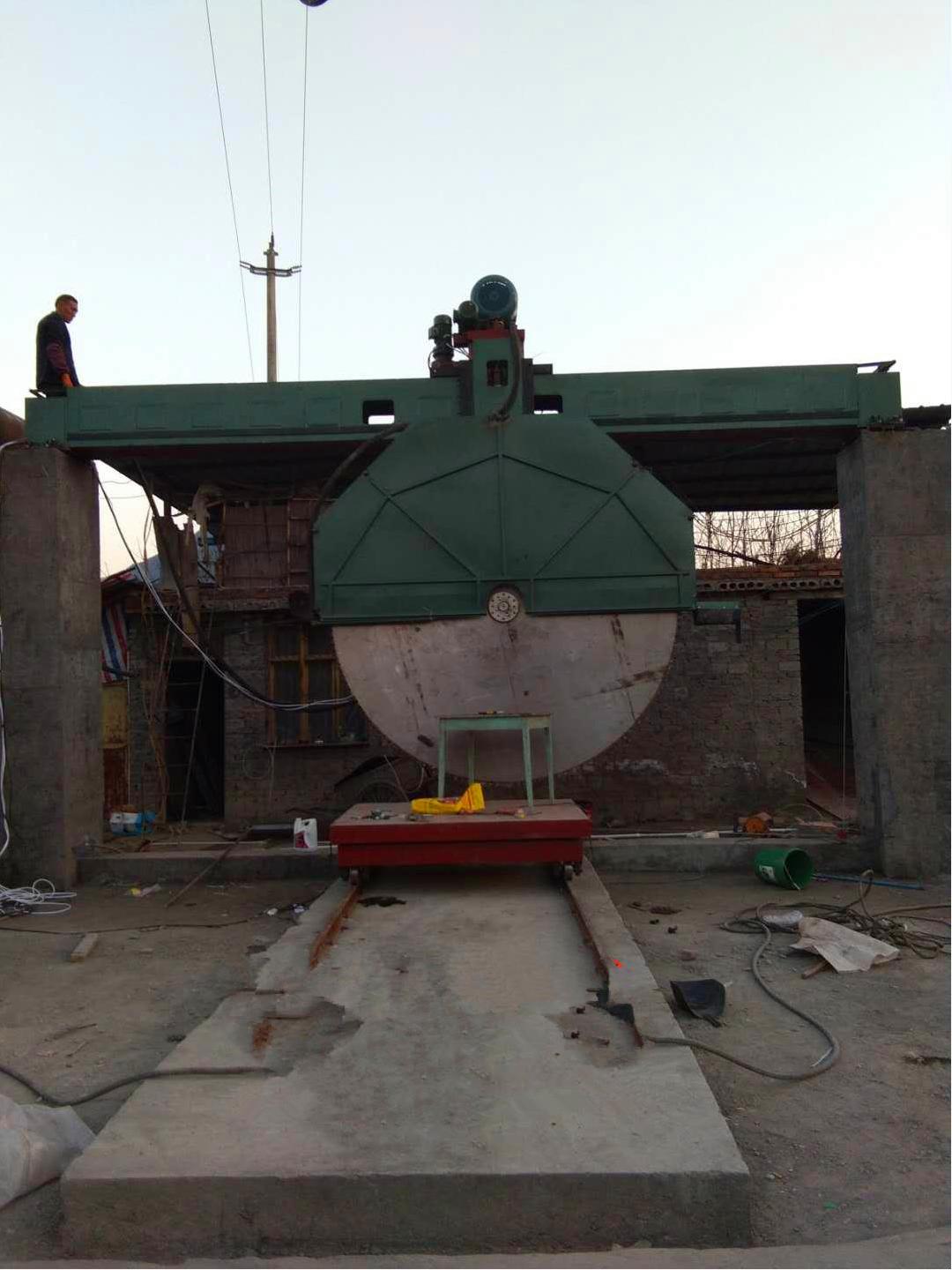 橋式鋸現(xiàn)場.jpg 橋式鋸現(xiàn)場.jpg